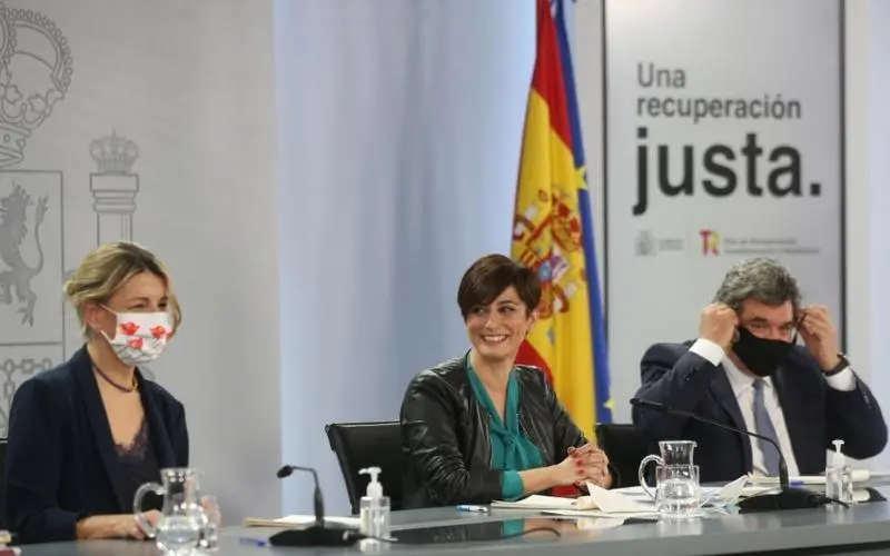 <p> La vicepresidenta segunda y ministra de Trabajo y Econom&iacute;a Social, Yolanda D&iacute;az; la ministra Portavoz, Isabel Rodr&iacute;guez y el ministro de Inclusi&oacute;n, Seguridad Social y Migraciones, Jos&eacute; Luis Escriv&aacute;, tras el Consejo de Ministros de este martes - EUROPA PRESS/I.Infantes. POOL - Europa Press </p>