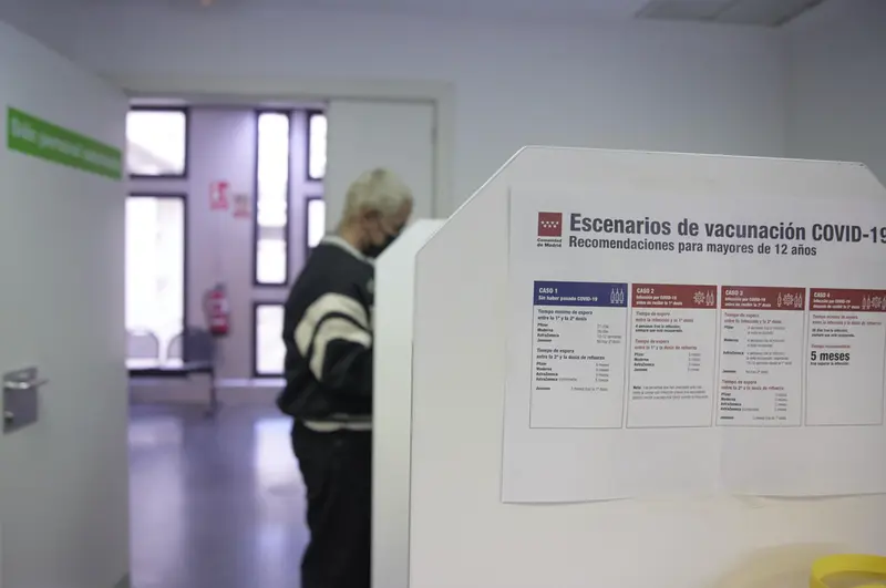 <p> Una persona de entre 18 y 29 a&ntilde;os, acude a su cita para ponerse la tercera dosis de la vacuna contra el Covid-19, en el Centro de Salud Pavones, a 3 de febrero de 2022, en Madrid (Espa&ntilde;a). - Jes&uacute;s Hell&iacute;n - Europa Press </p>