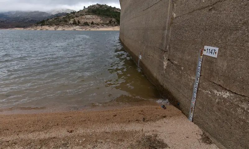 <p> Medidas en la presa del embalse de Navacerrada, a 16 de febrero de 2022, en Madrid (Espa&ntilde;a). Debido a la situaci&oacute;n de anticicl&oacute;n en Espa&ntilde;a, la Comunidad de Madrid se encuentra en una media del 56,5% de capacidad en sus embalses, siendo el de Navacerrada e - Rafael Bastante - Europa Press </p>