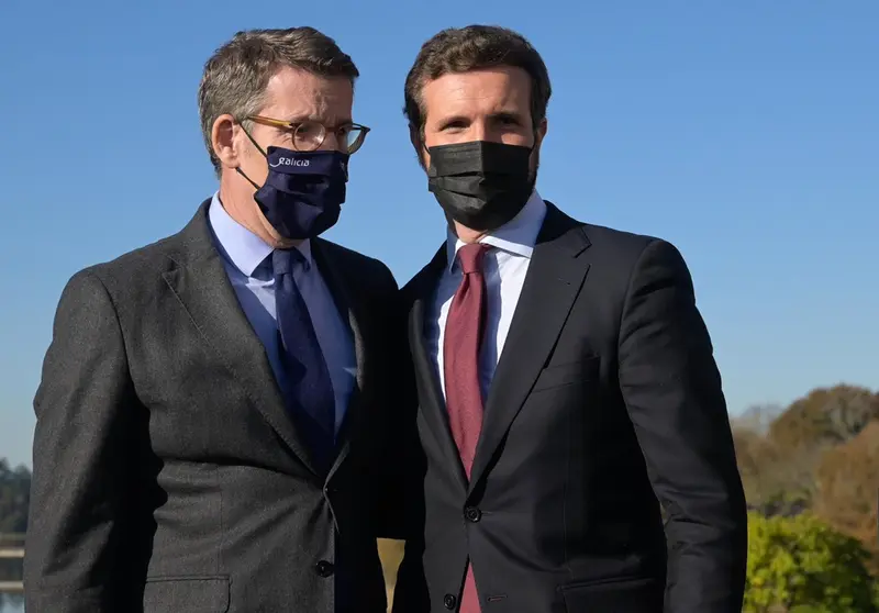 <p> Archivo - El presidente de la Xunta de Galicia, Alberto N&uacute;&ntilde;ez Feijoo (i) y el presidente del PP, Pablo Casado (d), posan a su llegada a la &uacute;ltima Junta Directiva Provincial del PP de A Coru&ntilde;a de 2021, a 17 de diciembre de 2021, en A Coru&ntilde;a, Galicia, (Espa - M. Dylan - Europa Press - Archivo </p>