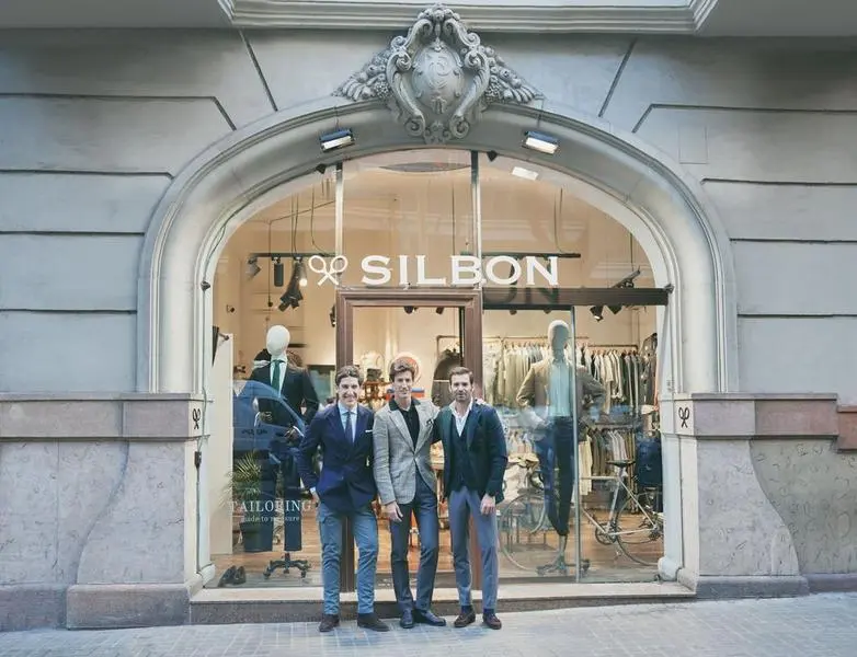 <p> Pablo L&oacute;pez (CEO de Silbon), Oriol Elcacho (modelo), Carlos Galluzo (marketing manager Silbon) </p>