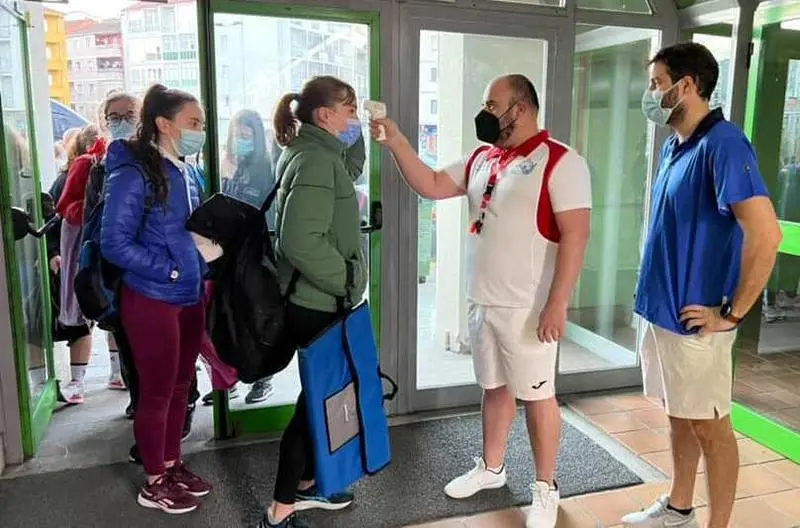 <p> Cambio protocolo COVID. Toma de temperatura en Ourense </p>