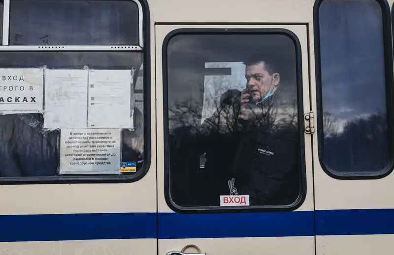 <p> Un hombre mira desde un autob&uacute;s que lleva a desplazados del Donbass hacia el oeste del pa&iacute;s - Diego Herrera - Europa Press </p>