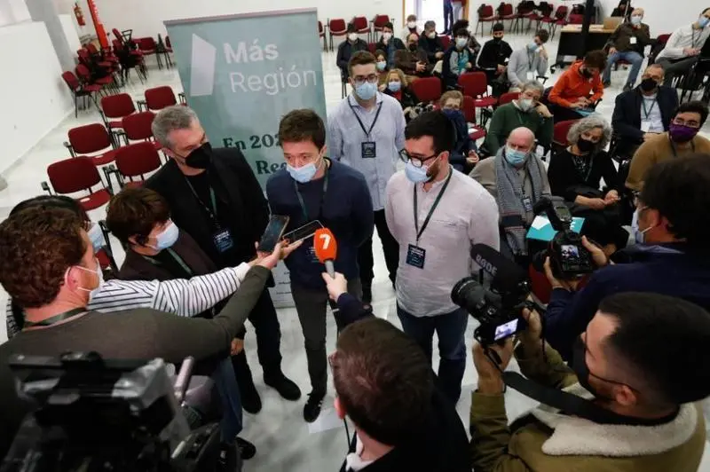 <p> El diputado nacional de M&aacute;s Regi&oacute;n, I&ntilde;igo Errej&oacute;n, ha inaugurado I Escuela de militancia del partido en Murcia </p>