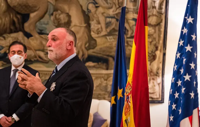 <p> Archivo - El chef Jos&eacute; Andr&eacute;s recibe la Orden del M&eacute;rito Civil de manos del ministro de Asuntos Exteriores, Jos&eacute; Manuel Albares - MINISTERIO DE ASUNTOS EXTERIORES - Archivo </p>