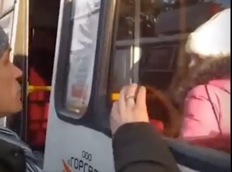 <p> Despedida de un padre y su hija. TWITTER </p>