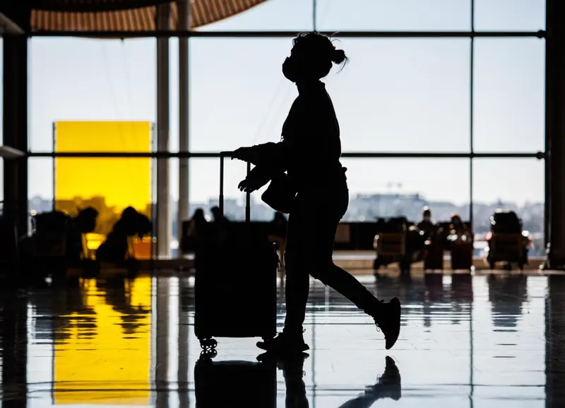 <p> Archivo - Una mujer en la Terminal 4 del Aeropuerto Adolfo Su&aacute;rez-Madrid Barajas, a 30 de diciembre de 2021, en Madrid, (Espa&ntilde;a). - Alejandro Mart&iacute;nez V&eacute;lez - Europa Press - Archivo </p>