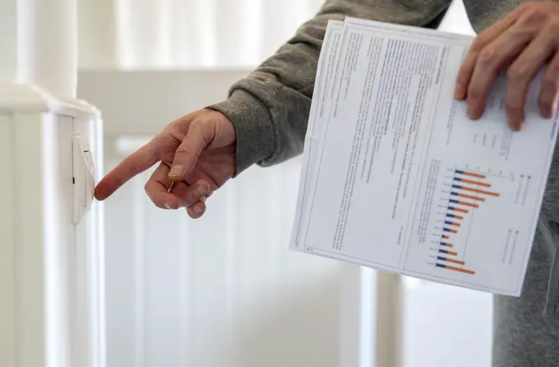 <p> Un hombre enciende un interruptor con una factura de luz en la mano, a 3 de enero de 2022, en Madrid, (Espa&ntilde;a). - Alberto Ortega - Europa Press </p>