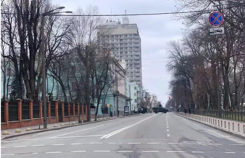 <p> Una calle vac&iacute;a en Kiev - Lu Jinbo / Xinhua News </p>