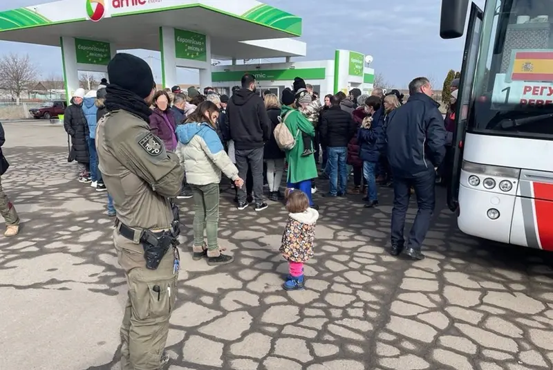 <p> Convoyes con espa&ntilde;oles escoltados por los GEO en Ucrania. - POLIC&Iacute;A NACIONAL </p>