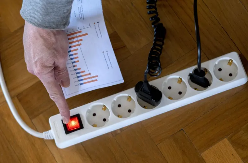 <p> Un hombre enciende una largadera con varios enchufes con una factura de luz en la mano, a 3 de enero de 2022, en Madrid, (Espa&ntilde;a). - Alberto Ortega - Europa Press </p>