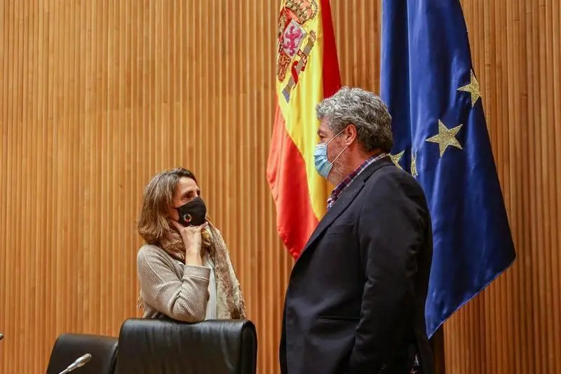 <p> La vicepresidenta cuarta del Gobierno y ministra para la Transici&oacute;n Ecol&oacute;gica y el Reto Demogr&aacute;fico, Teresa Ribera (i), y el presidente y portavoz de la Comisi&oacute;n de Transici&oacute;n Ecol&oacute;gica, Juantxo L&oacute;pez de Uralde (d) </p>