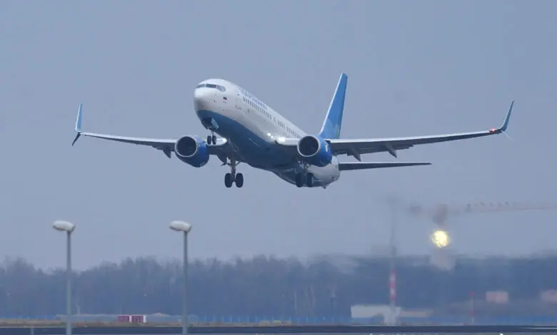 <p> Avi&oacute;n de una aerol&iacute;nea rusa despegando </p>