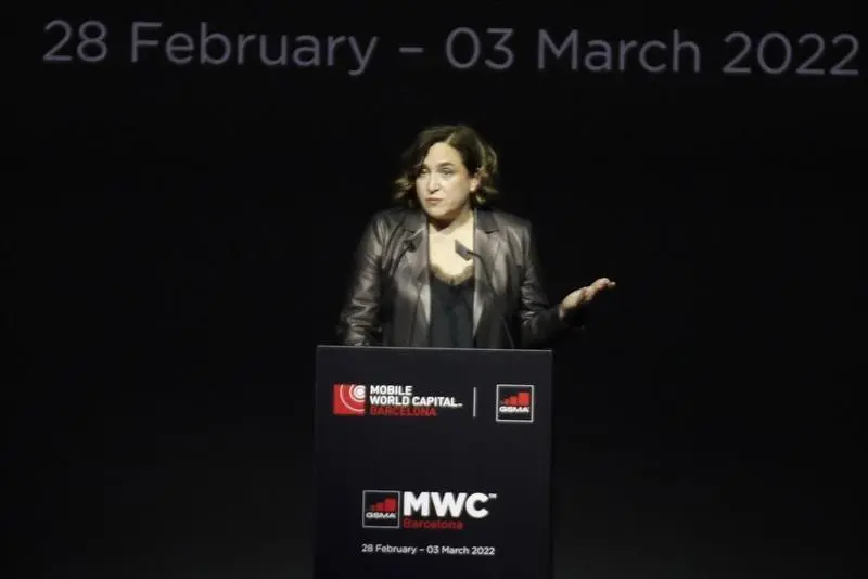 <p> La alcaldesa de Barcelona, Ada Colau, en su discurso de la cena oficial del MWC 2022 </p>