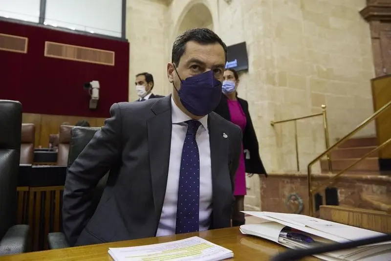 <p> El presidente de la Junta, Juanma Moreno, durante sesi&oacute;n plenaria ordinaria en el Parlamento de Andaluc&iacute;a, a 23 de febrero de 2022 en Sevilla </p>