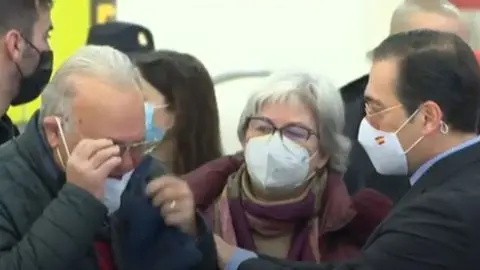 <p> Los rescatados siendo recibidos por las familias y el ministro de exteriores </p>