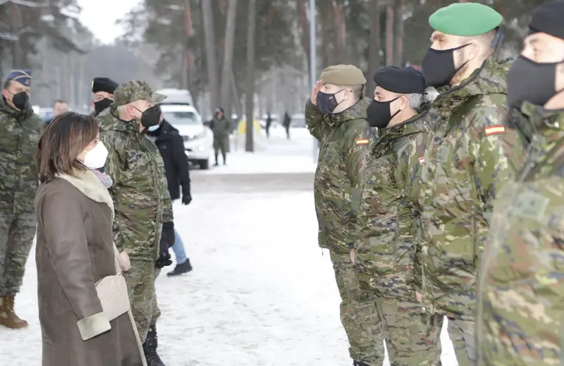 <p> Archivo - La ministra de Defensa, Margarita Robles, en su visita a los militares espa&ntilde;oles desplegados en Letonia - MINISTERIO DE DEFENSA - Archivo </p>