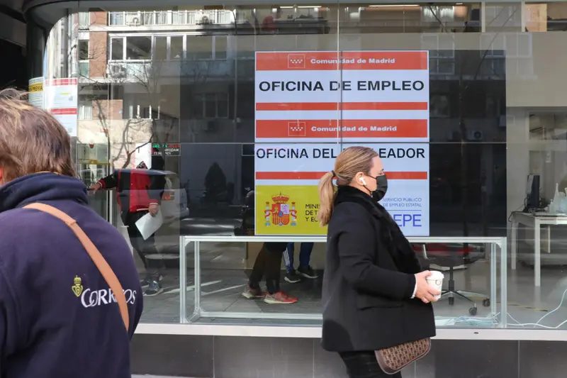 <p> Una mujer pasa por delante de una Oficina de Empleo en Madrid. - Marta Fern&aacute;ndez Jara. - Europa Press. </p>