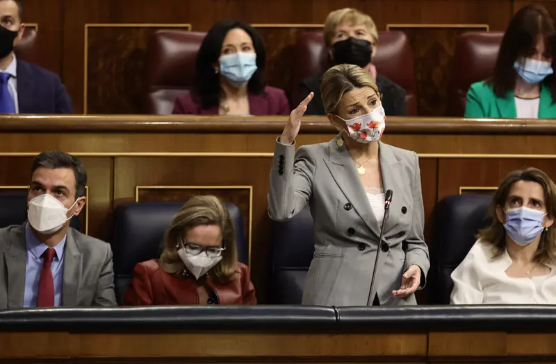 <p> La vicepresidenta segunda y ministra de Trabajo y Econom&iacute;a Social, Yolanda D&iacute;az, interviene en una sesi&oacute;n plenaria, en el Congreso de los Diputados, a 23 de febrero de 2022, en Madrid (Espa&ntilde;a). - Eduardo Parra - Europa Press </p>