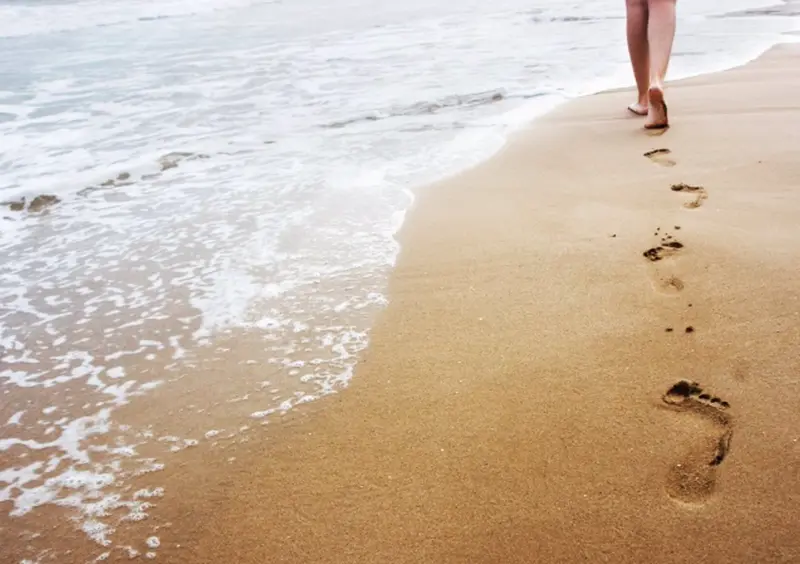 <p> Archivo - Aprender a caminar no es cosa de ni&ntilde;os, andar, playa, arena, mar, pies - JOAN VICENT CANT&Oacute; ROIG - Archivo </p>