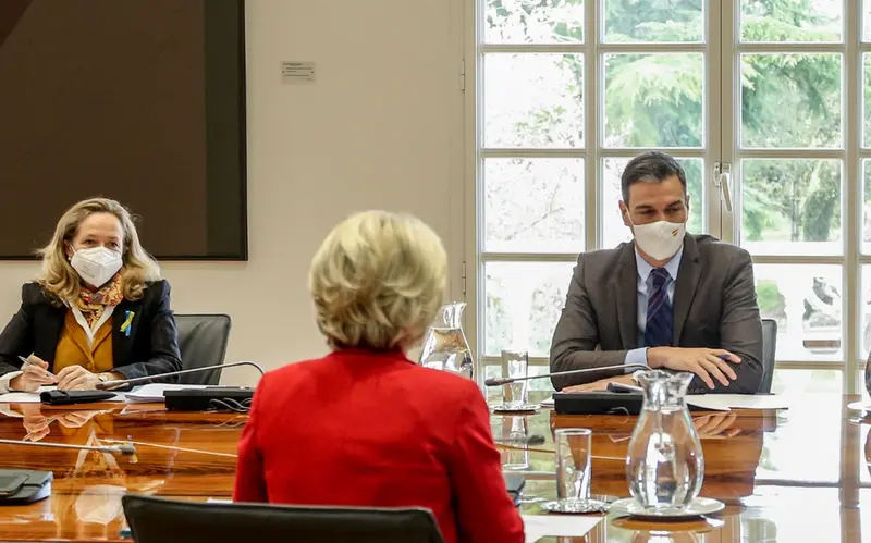 <p> (I-D)La ministra de Econom&iacute;a, Nadia Calvi&ntilde;o, la presidenta de la Comisi&oacute;n Europea, Ursula von der Leyen, y el presidente del Gobierno, Pedro S&aacute;nchez, se re&uacute;nen en La Moncloa, a 5 de marzo de 2022, en Madrid (Espa&ntilde;a). - Ricardo Rubio - Europa Press </p>