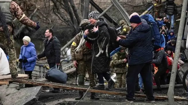 <p> Civiles ucranianos en Mari&uacute;pol </p>