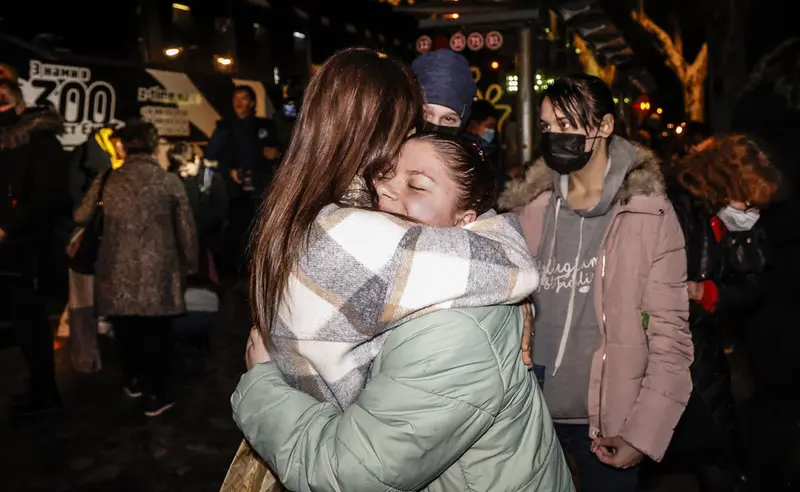 <p> Dos personas se abrazan a su llegada a Valencia tras haber finalizado un viaje en autob&uacute;s a bordo de la ONG Juntos por la Paz. - Rober Solsona - Europa Press </p>