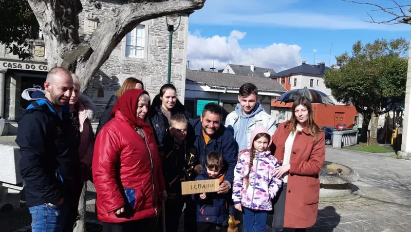 <p> Ucranianos en Lugo tras llegar desde Polonia en coche. - Antena 3 Galicia. </p>