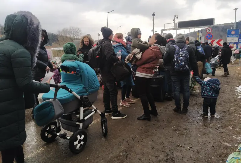 <p> Familias con ni&ntilde;os en la frontera entre Ucrania y Polonia. - ALDEAS INFANTILES SOS </p>