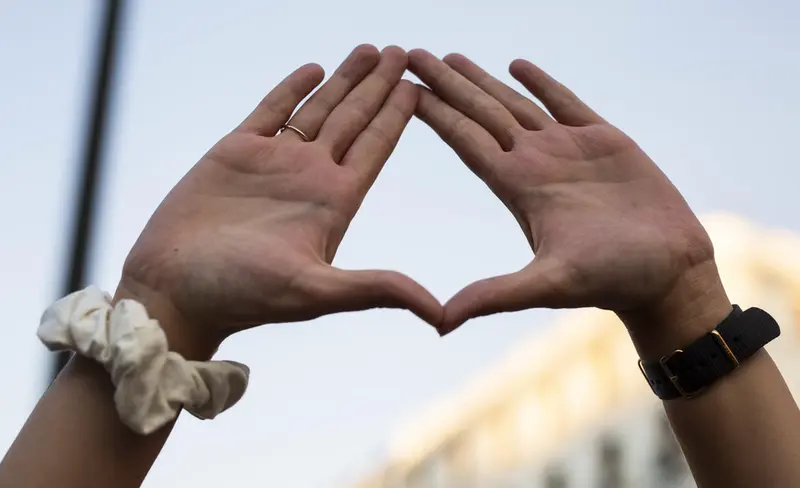 <p> Archivo - Una mujer levanta las manos en la Puerta del Sol, Madrid, (Espa&ntilde;a). - Alejandro Mart&iacute;nez V&eacute;lez - Europa Press - Archivo </p>