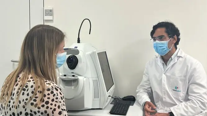 <p> doctor-Rafael-Gimenez-paciente-consulta_1663943642_153490280_667x375 </p>