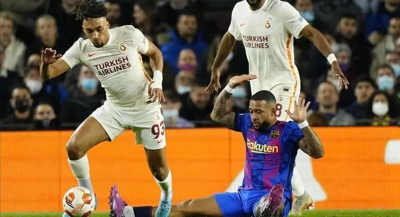 <p> Depay perdiendo un bal&oacute;n ante jugadores del Galatasaray </p>