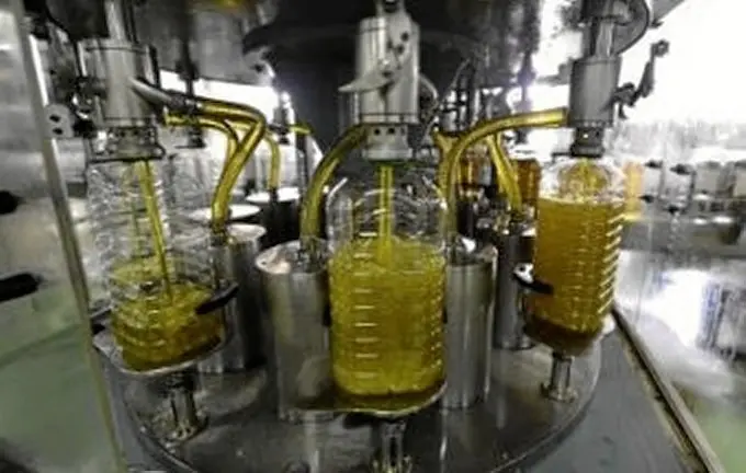 <p> Empresa envasadora de aceite. </p>