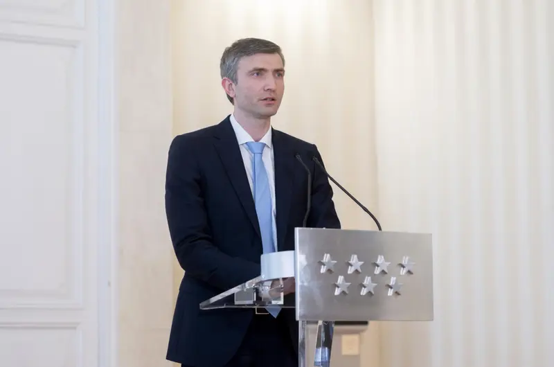 <p> El ministro consejero y encargado de Negocios de la Embajada de Ucrania en Espa&ntilde;a, Dmytro Matiuschenko, interviene tras un encuentro con la presidenta de la Comunidad de Madrid, en la Real Casa de Correos. </p>