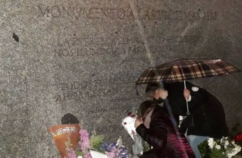 <p> Placa conmemorativa a las v&iacute;ctimas de los atentados del 11-M. - EUROPA PRESS </p>