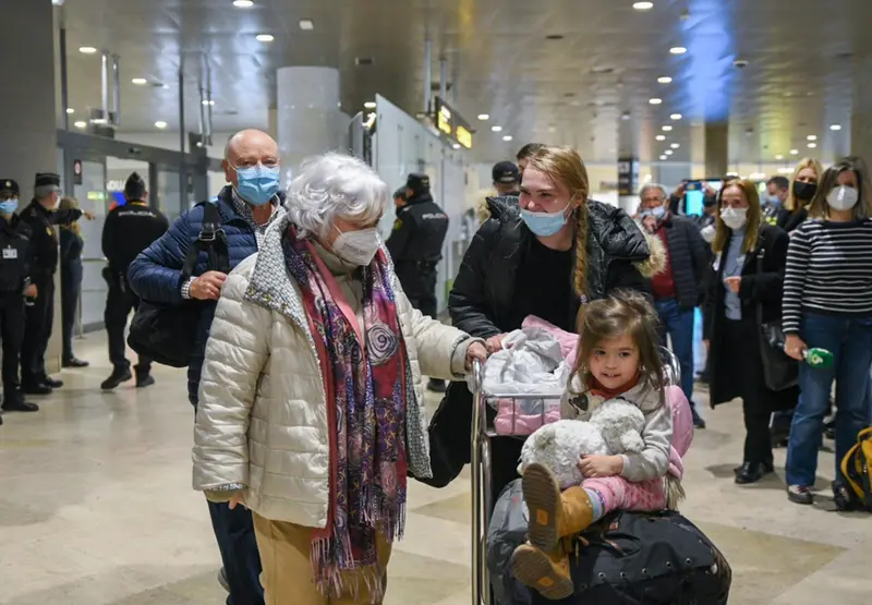 <p> Familias ucranias llegan al aeropuerto de Manises, dentro del operativo de emergencia de la ONG valenciana Juntos por la Vida, y en un avi&oacute;n facilitado por Air Nostrum - JORGE GIL - EUROPA PRESS </p>