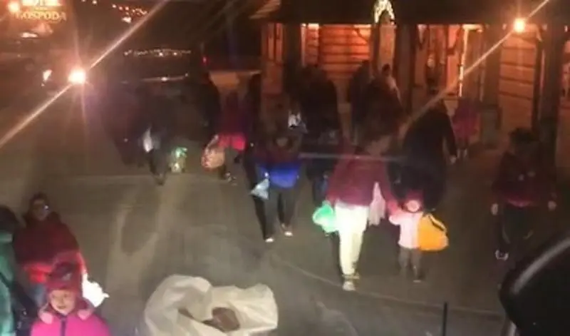 <p> Momento en el que los primeros refugiados llegan a los autocares para poner rumbo a Sevilla </p>