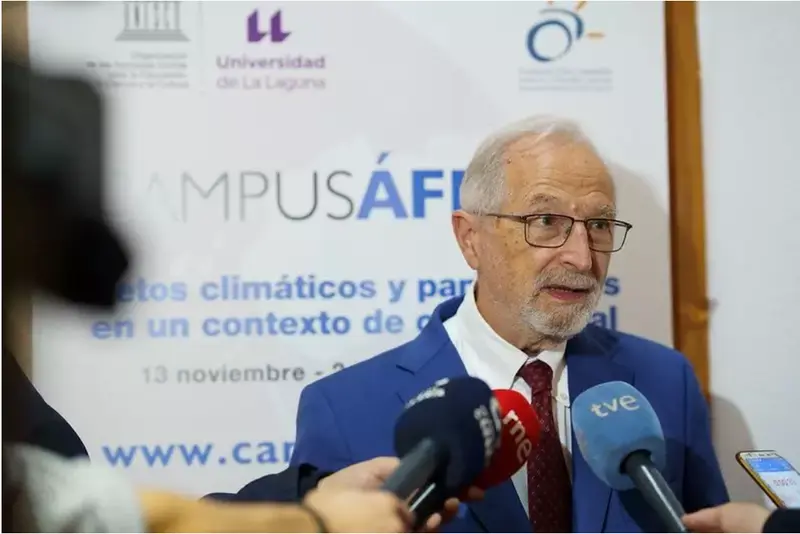 <p> El profesor de Investigaci&oacute;n del CSIC, Luis Enjuanes, atiende a los medios de comunicaci&oacute;n antes de intervenir en 'CampusAfrica'. Fuente: Europa Press </p>