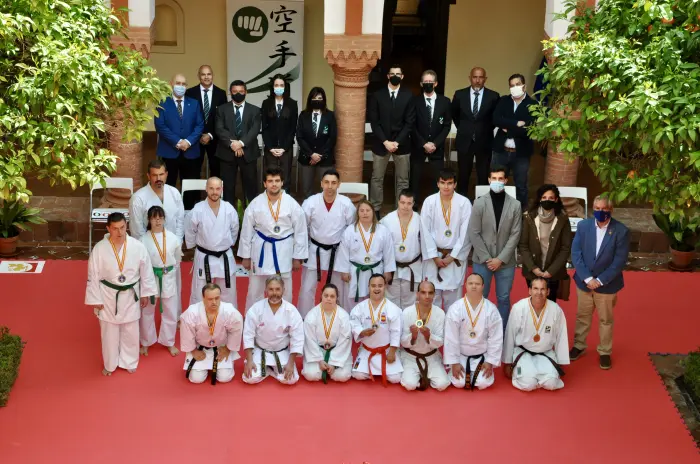 <p> Los deportistas posan en el convento de Santa Clara. Fuente: Club Kim&eacute; </p>