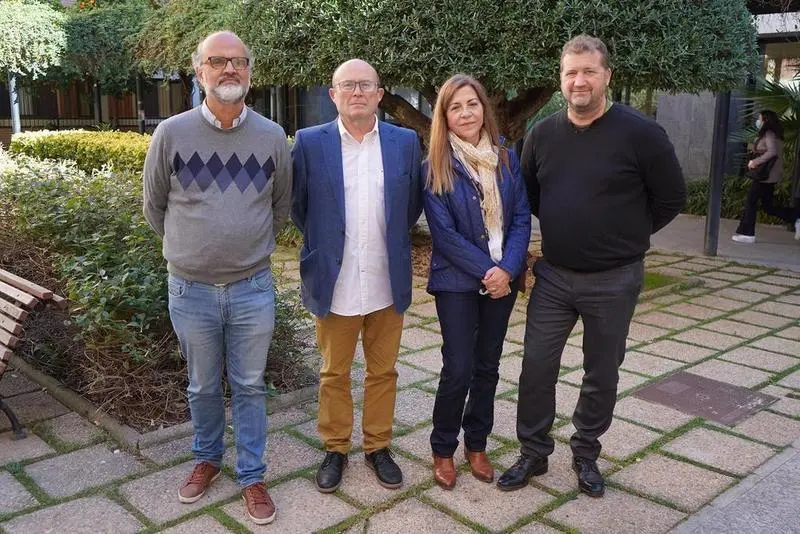 <p> Miembros de la UCV junto al chef Jos&eacute; Andr&eacute;s - UCV </p>