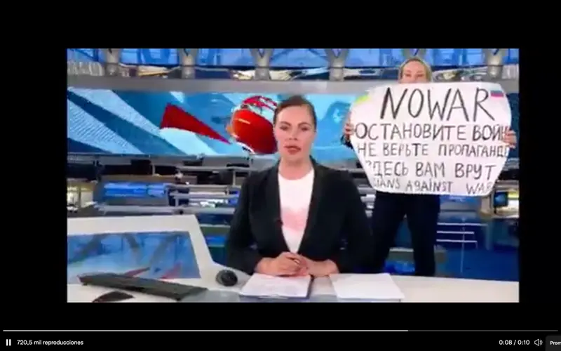 <p> Momento de la intromisi&oacute;n de la manifestante. </p>