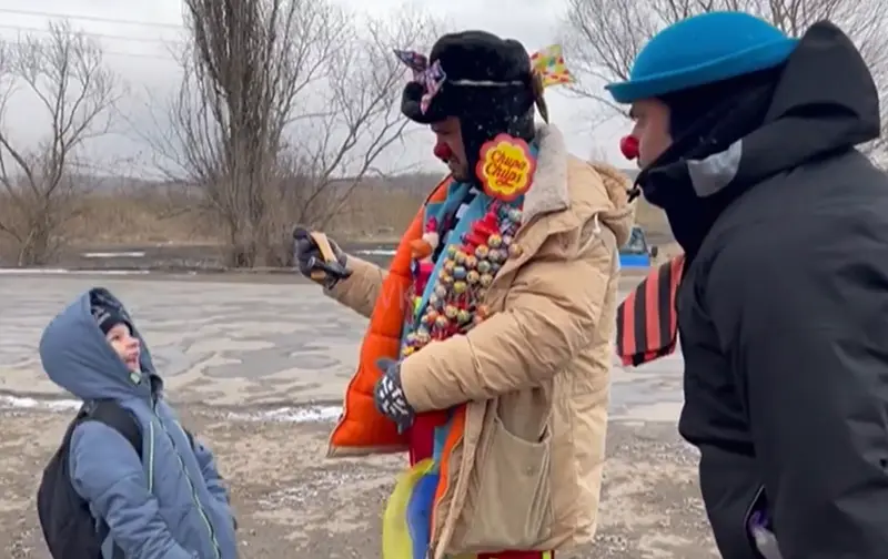 <p> Payasos de 'Dream Doctors Project' arrancan sonrisas en la frontera con Ucrania. - Informativos Telecinco. </p>