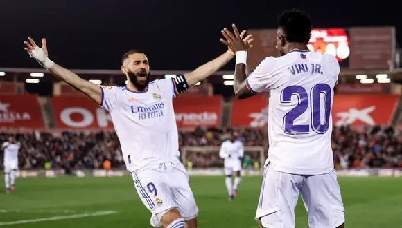<p> Benzema y Vinicius celebrando el primer gol </p>