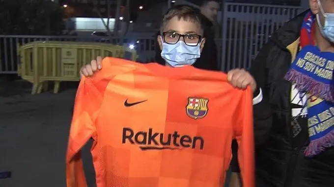 <p> Marc con la camiseta que Ter Stegen le regal&oacute; tras el Barcelona-Osasuna </p>