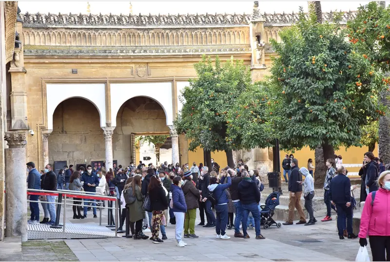<p> Turistas en el Patio de los Naranjos de la Mezquita-Catedral. Fuente: Europa Press </p>