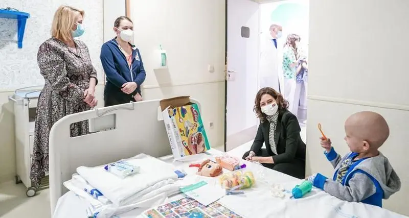 <p> Isabel D&iacute;az Ayuso en su visita a los ni&ntilde;os ucranianos enfermos de c&aacute;ncer. Fuente: Comunidad de Madrid </p>