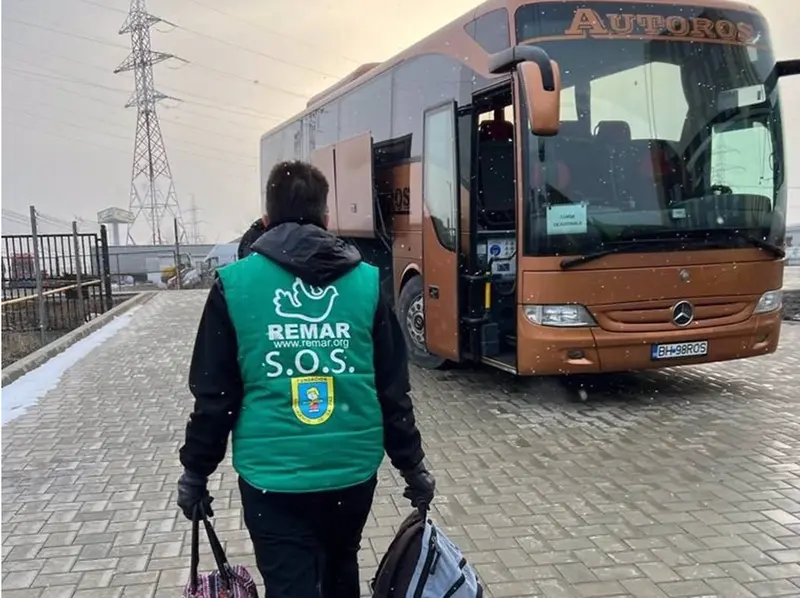 <p> Autobuses de Mensajeros de la Paz-Remar para la evacuaci&oacute;n de refugiados - MENSAJEROS DE LA PAZ </p>