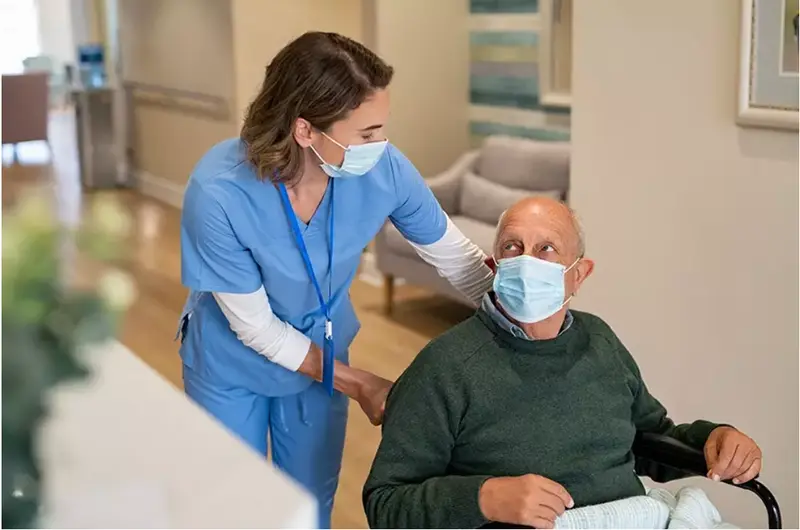 <p> Enfermera atendiendo un paciente en neurolog&iacute;a. Fuente: Europa Press </p>