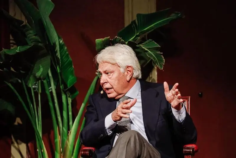 <p> El expresidente del Gobierno, Felipe Gonz&aacute;lez, protagoniza un coloquio en el Ateneo de Madrid, a 18 de febrero de 2022, en Madrid. Fuente: Europa Press </p>