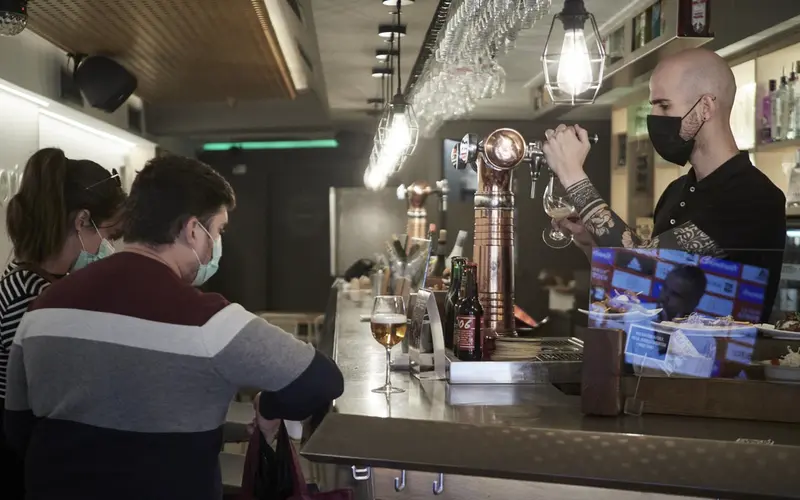 <p> Archivo - Personas con mascarilla en un local hostelero. - Eduardo Sanz - Europa Press - Archivo </p>